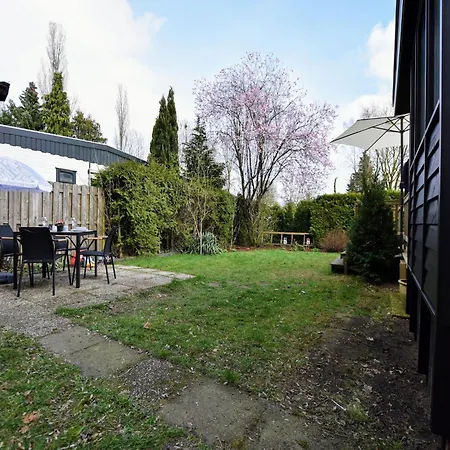 With Balcony In Veluwe, Cleaning Included Chalet Garderen